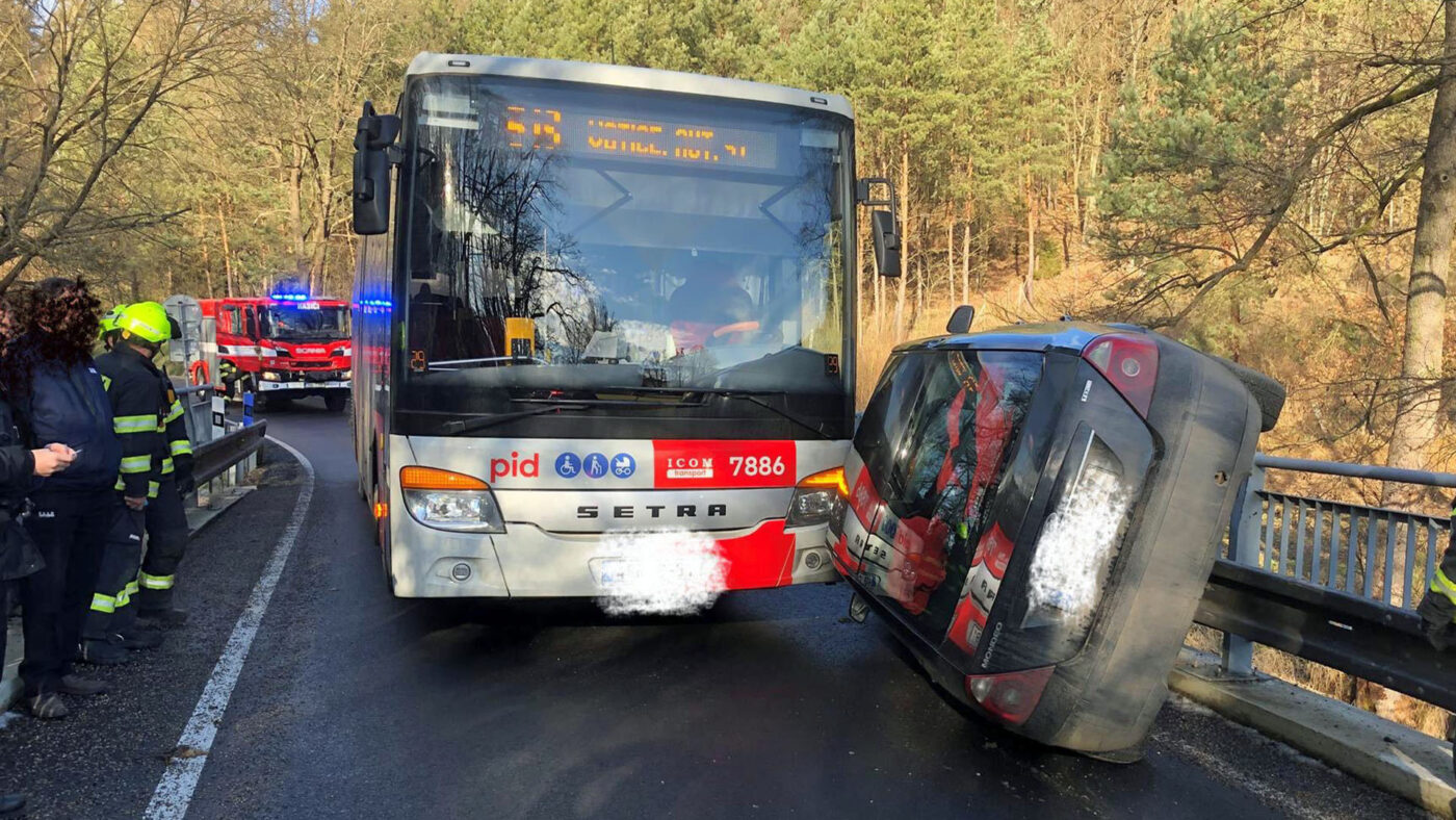 Nehoda autobusu u Křenovic. Foto: HZS