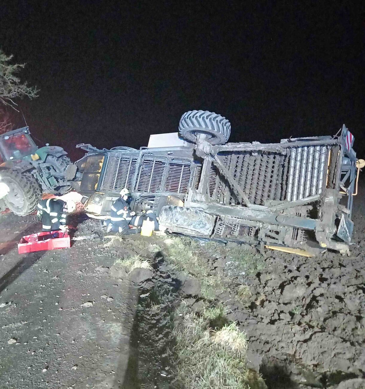 Nehoda traktoru nedaleko Hořic. Foto: HZS