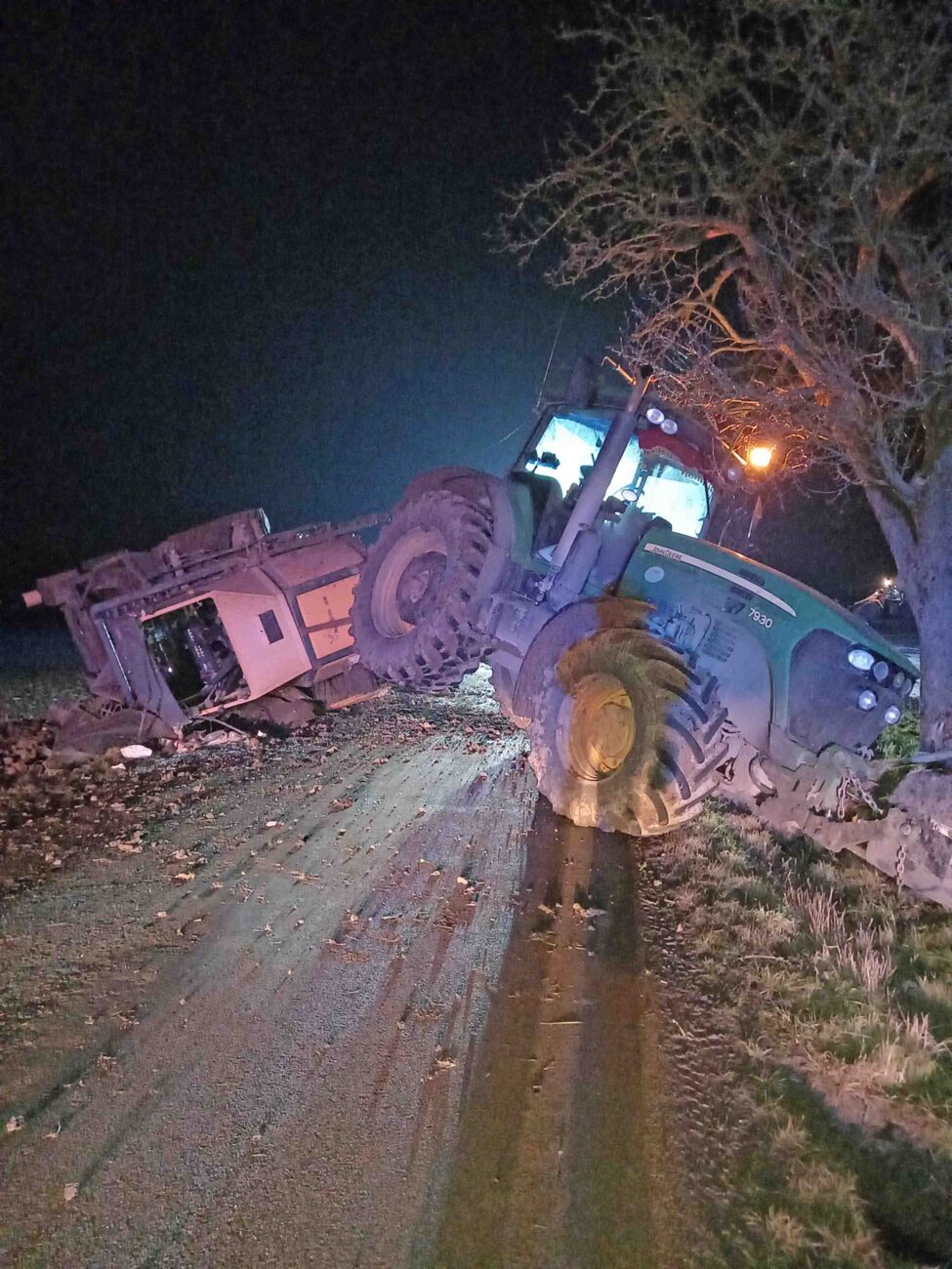 Nehoda traktoru nedaleko Hořic. Foto: HZS