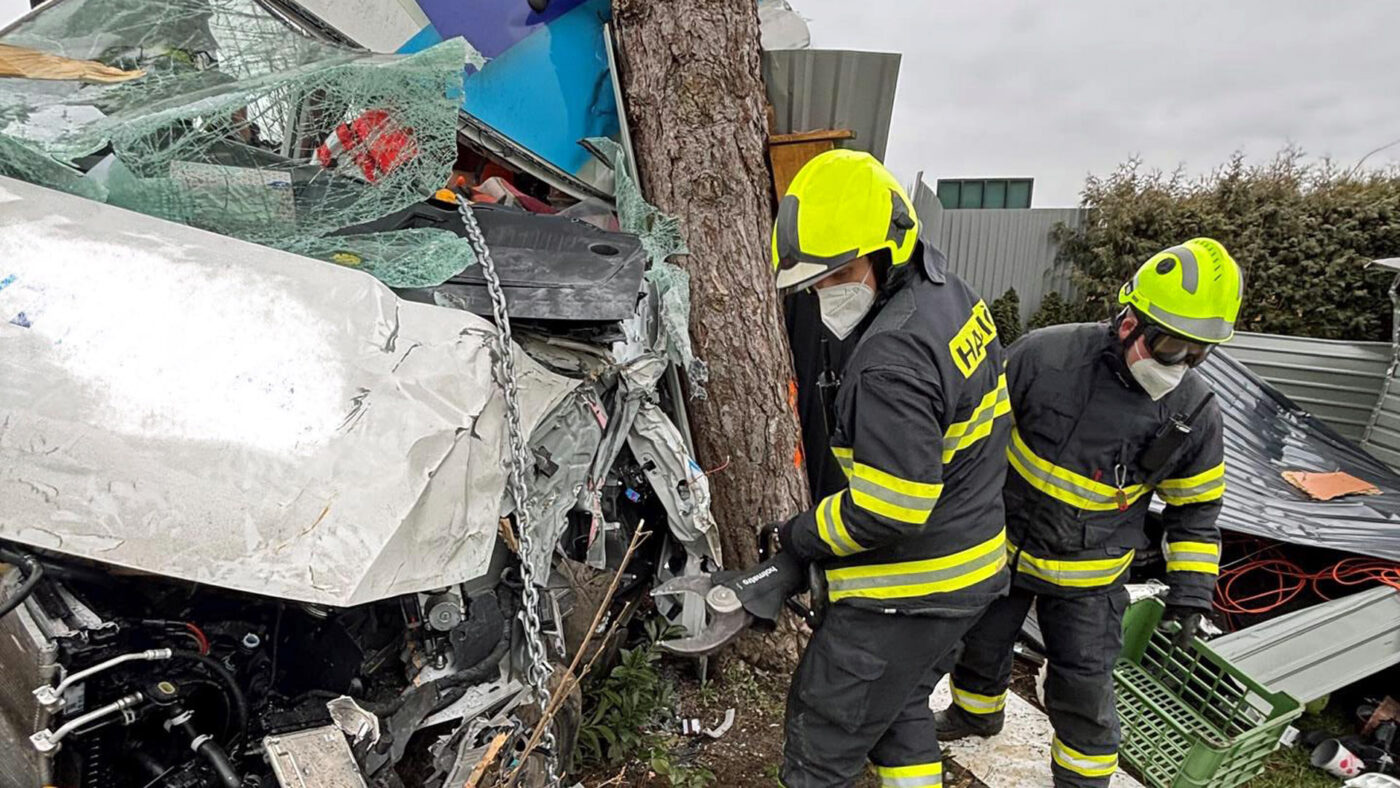 Vážná nehoda dodávky v Dolních Beřkovicích na Mělnicku. 