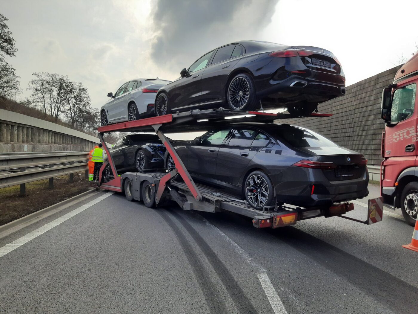 Návěs komplikuje dopravu v Hustopečích. Foto: PČR