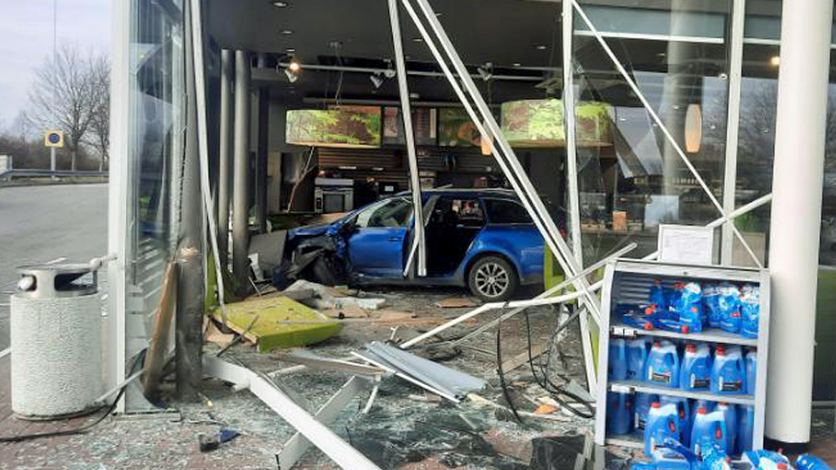 Mladík naboural do benzinky u Olomouce.