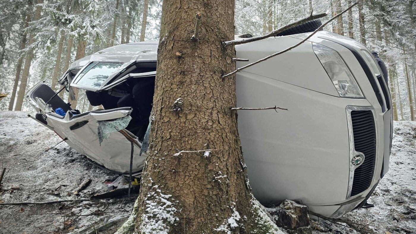 Nehoda u Železné Rudy. Foto: HZS Železná Ruda