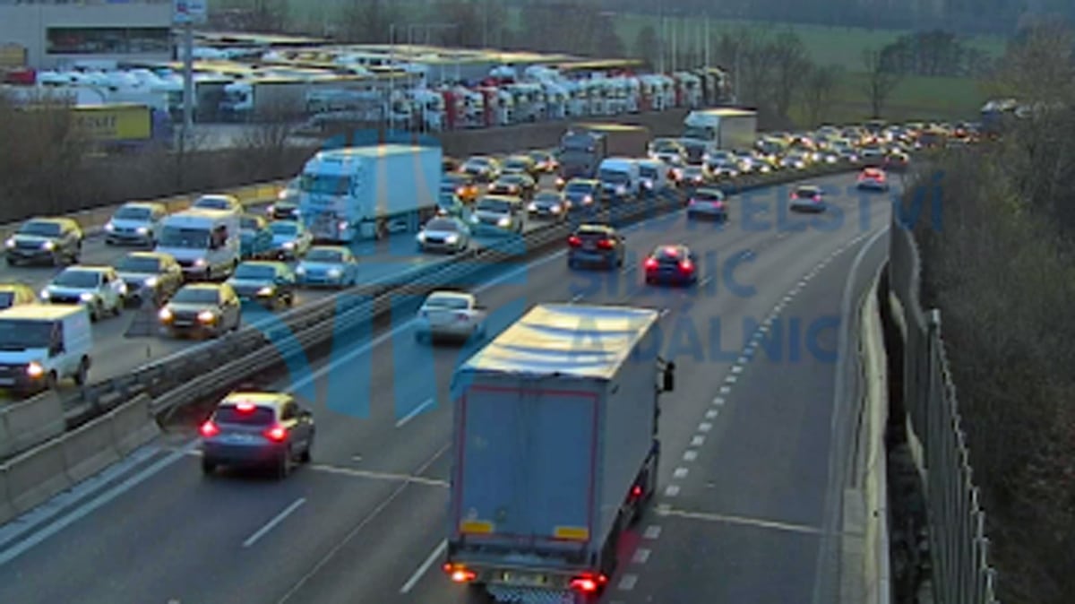 Od Prahy se na dálnici D1 tvoří kolony. Zdroj: ŘSD