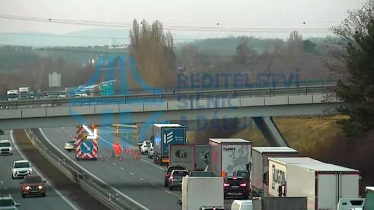 Policie dopravu odklání na exit Blučina. Zdroj. ŘSD