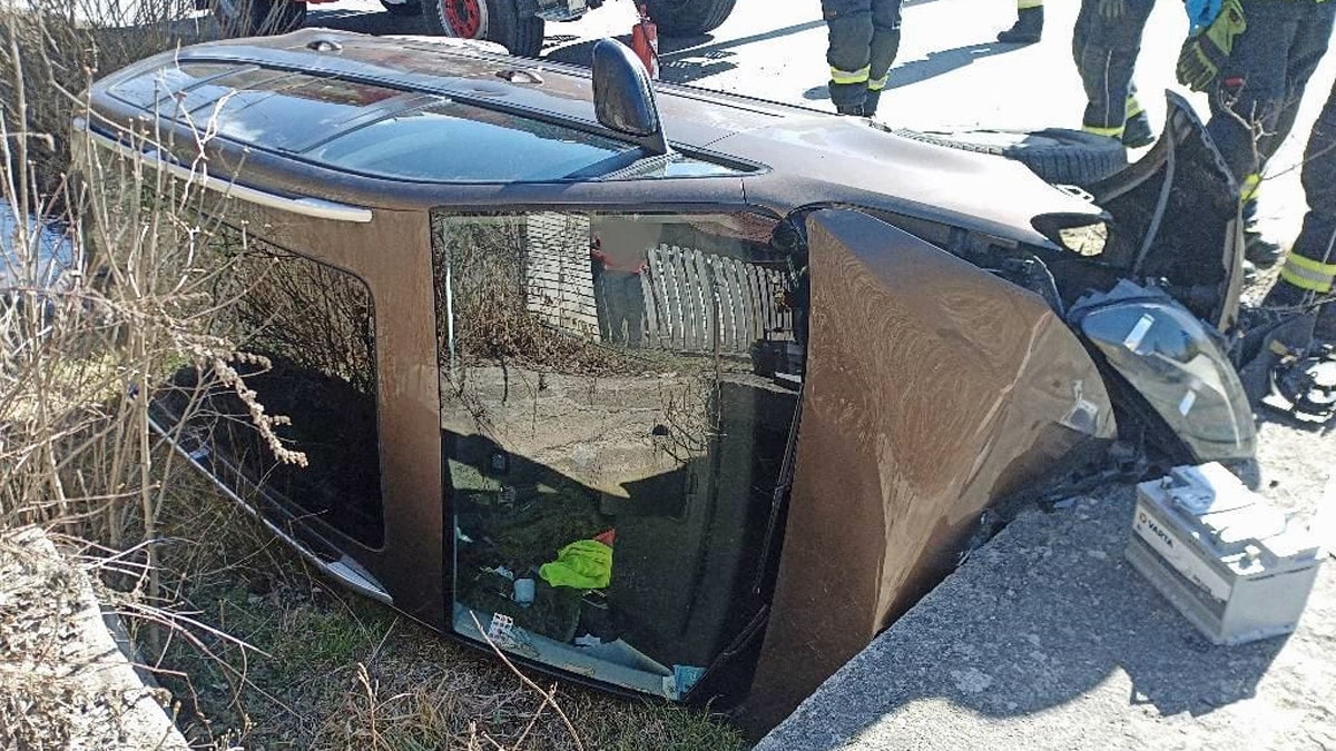 V Brněnci narazilo auto do betonového mostku. Foto: HZS