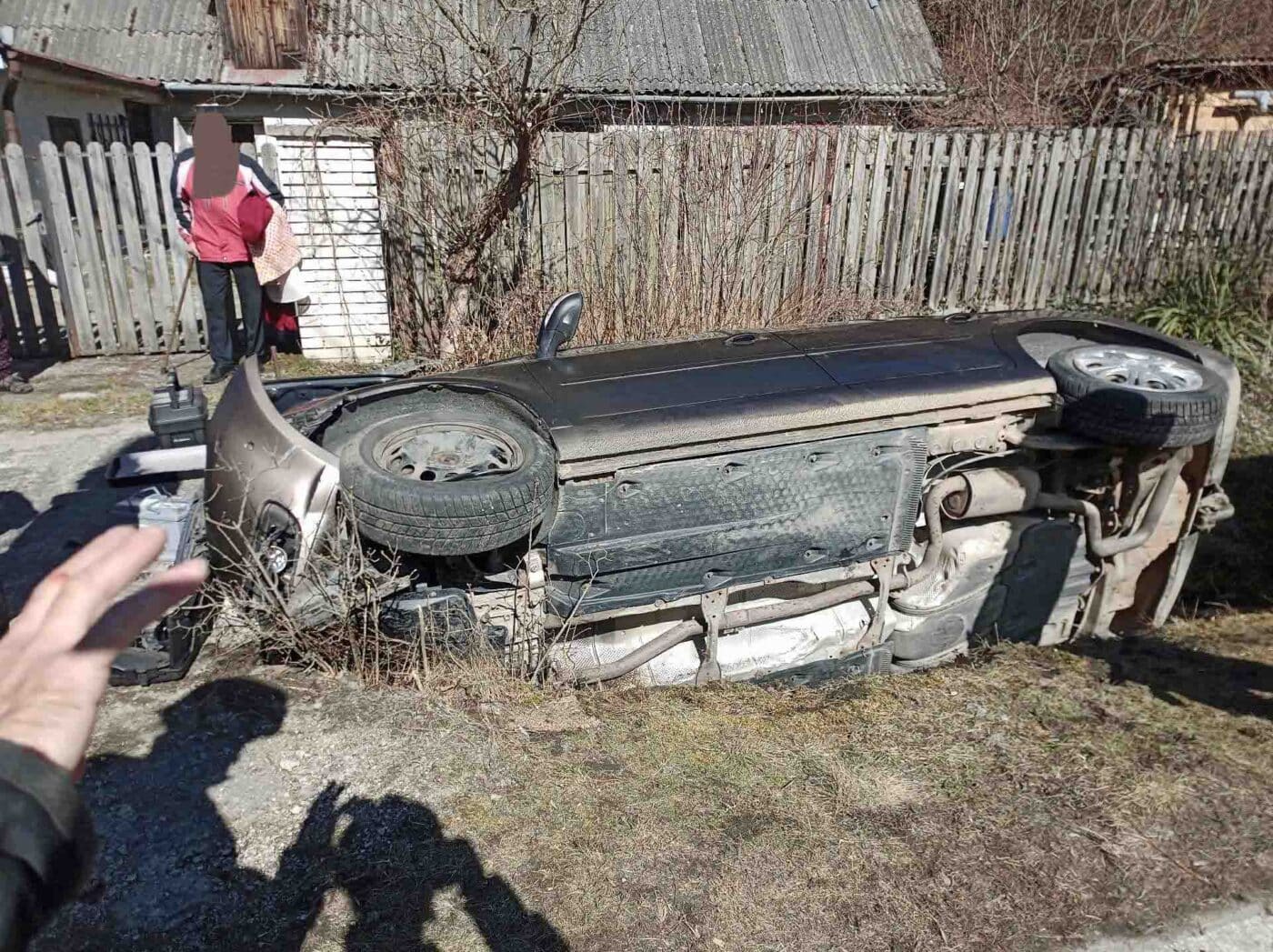 V Brněnci narazilo auto do betonového mostku. Foto: HZS