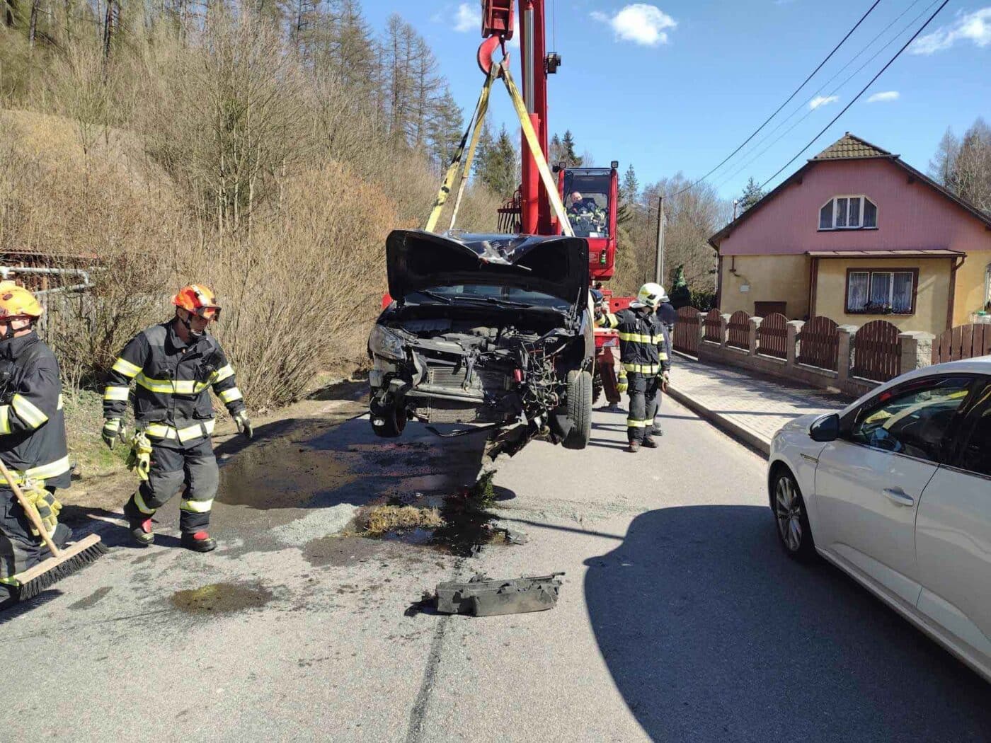 V Brněnci narazilo auto do betonového mostku. Foto: HZS