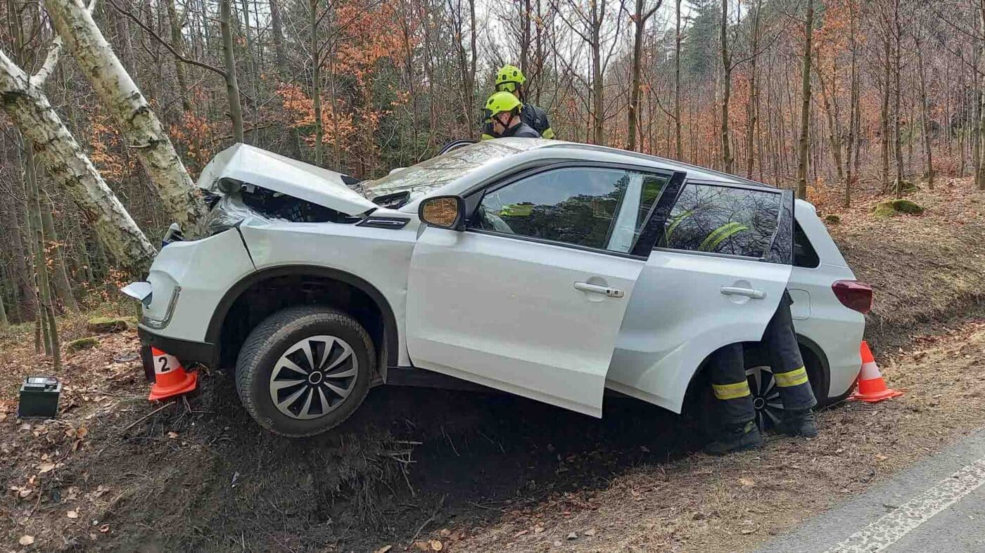 SUV Suzuki vyjelo ze silnice do příkopu a narazilo do stromu. Foto: HZS 