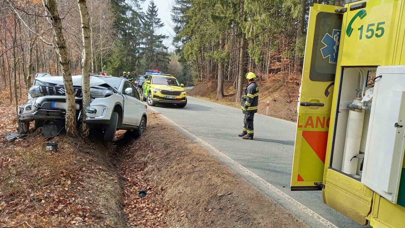 Automobil skončil se značně zdemolovanou přední částí. Foto: HZS