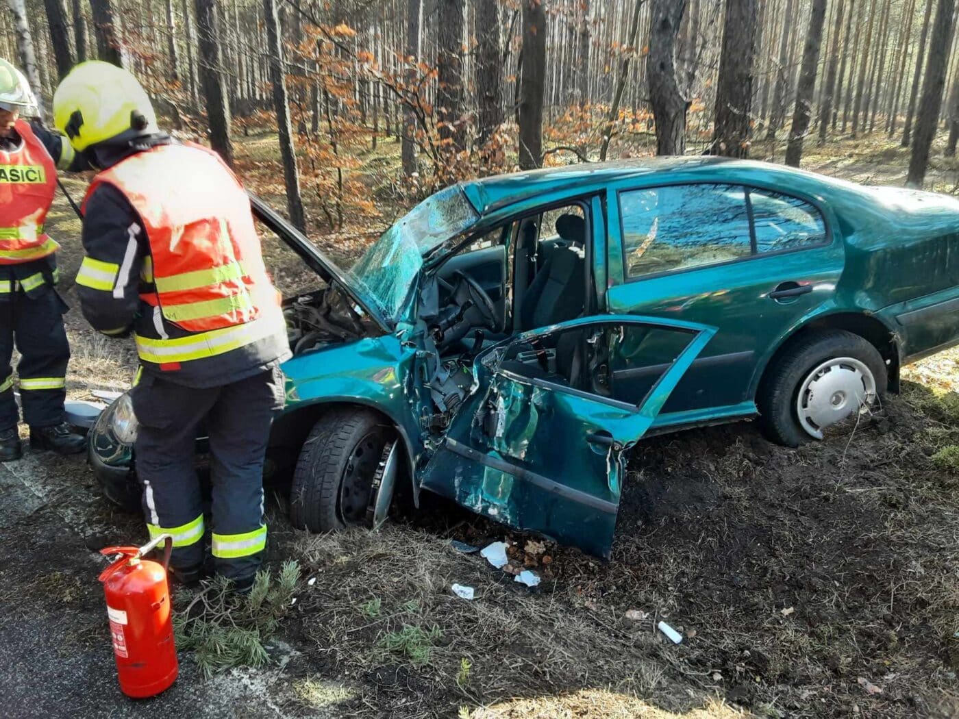 Nehoda Octavie v Doksech. Foto: HZS