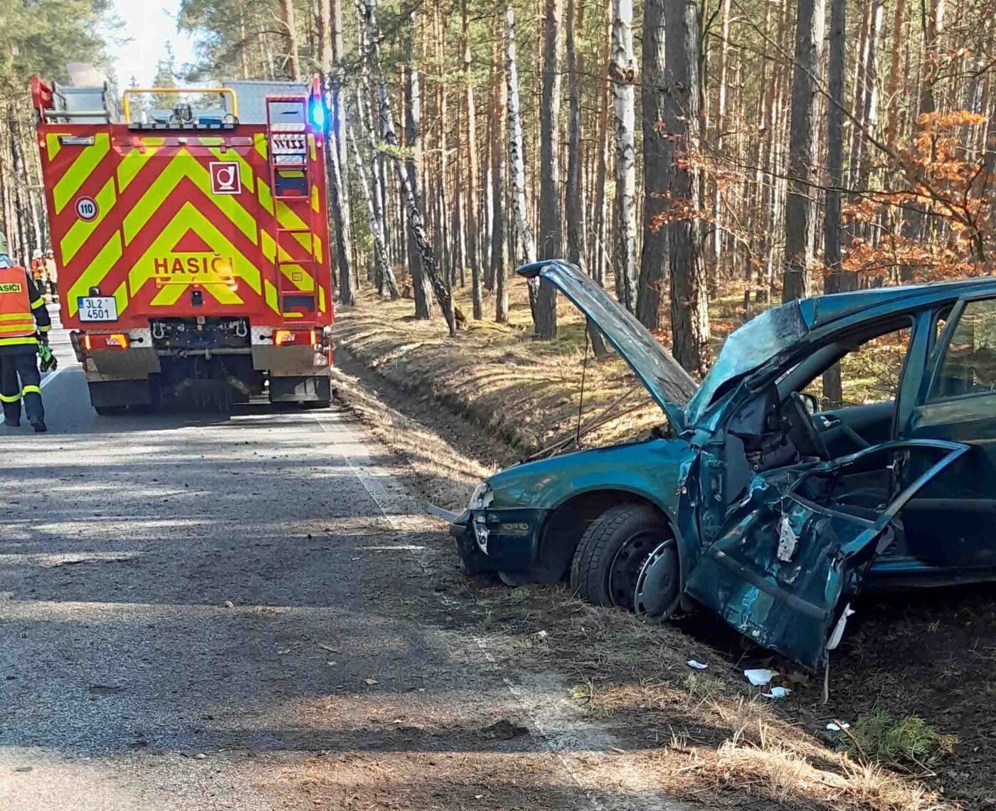 Nehoda Octavie v Doksech. Foto: HZS