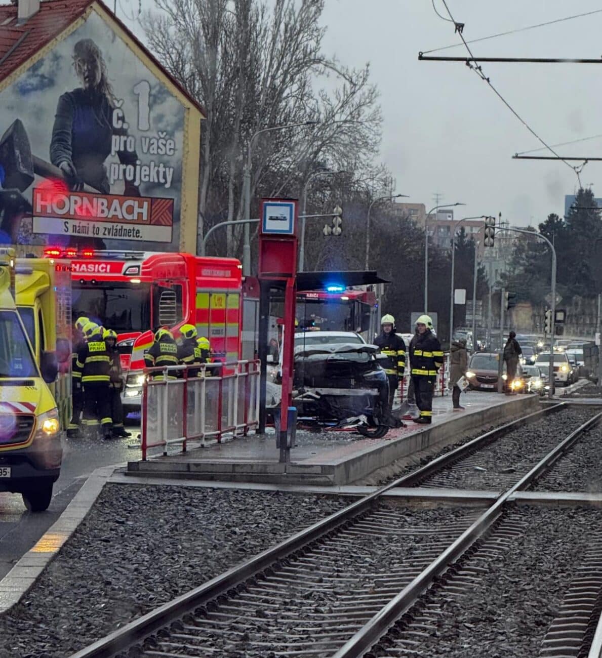 Nehoda na zastávce Hostivařská. 
