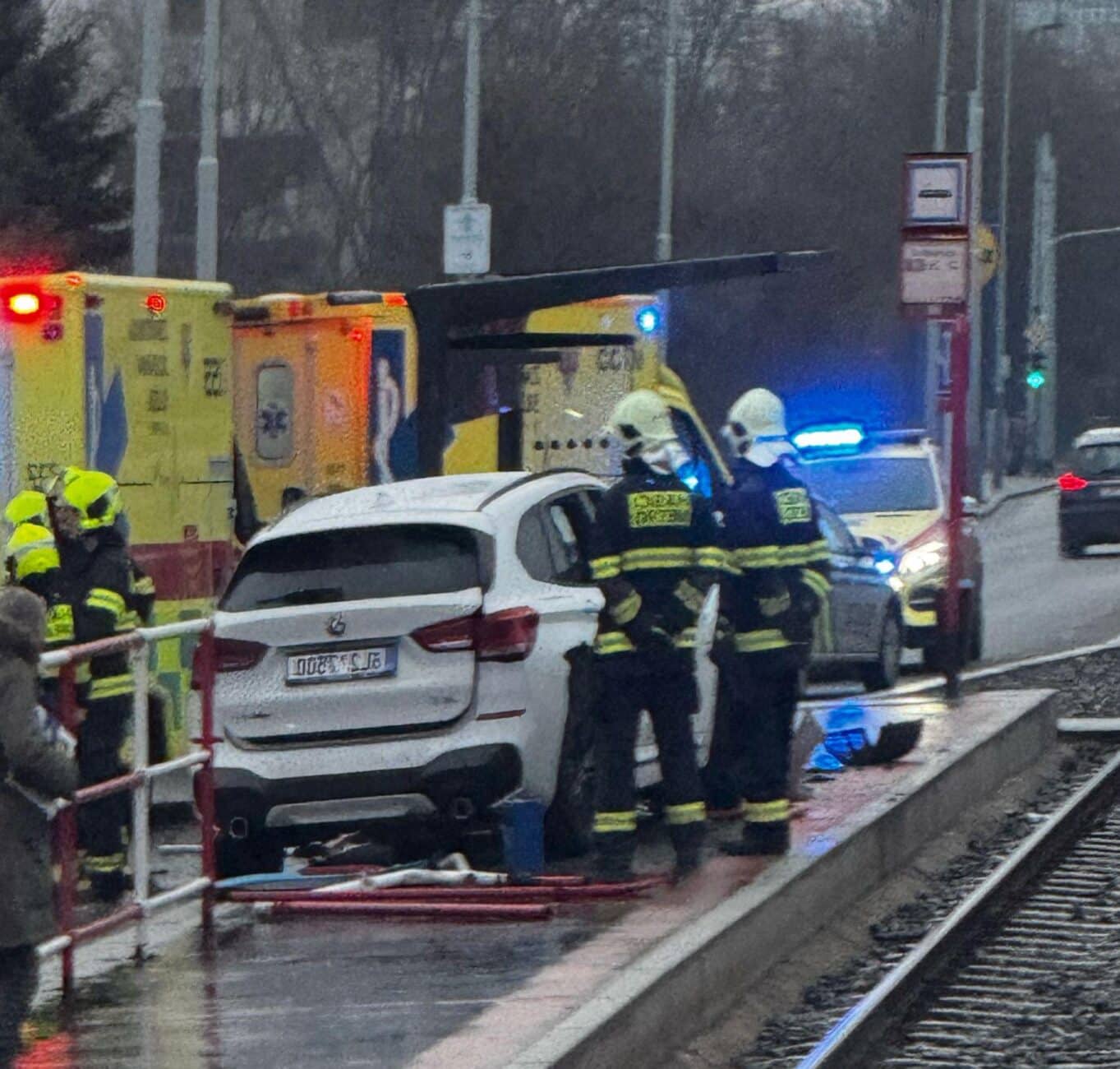 Nehoda na zastávce Hostivařská. 