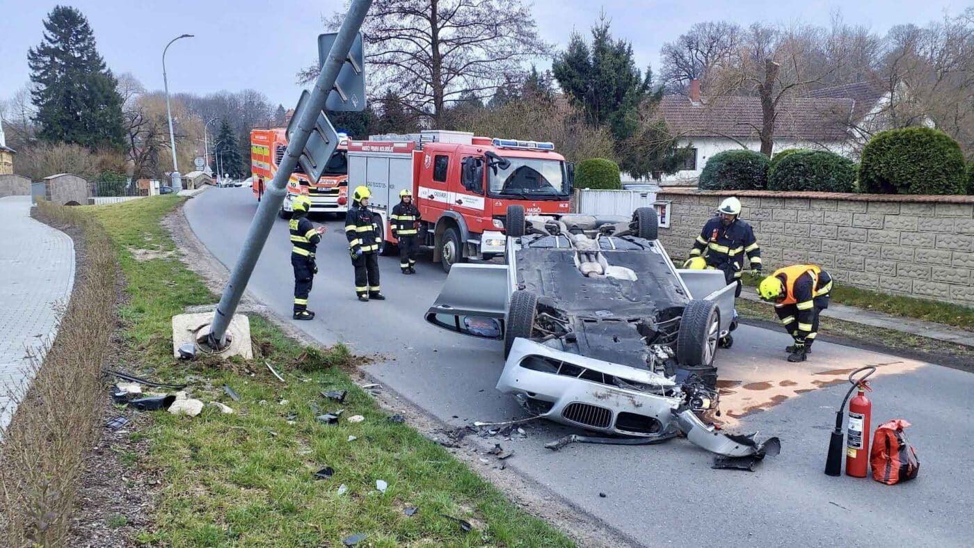 Nehoda BMW v ulici K Dubči. Foto: HZS