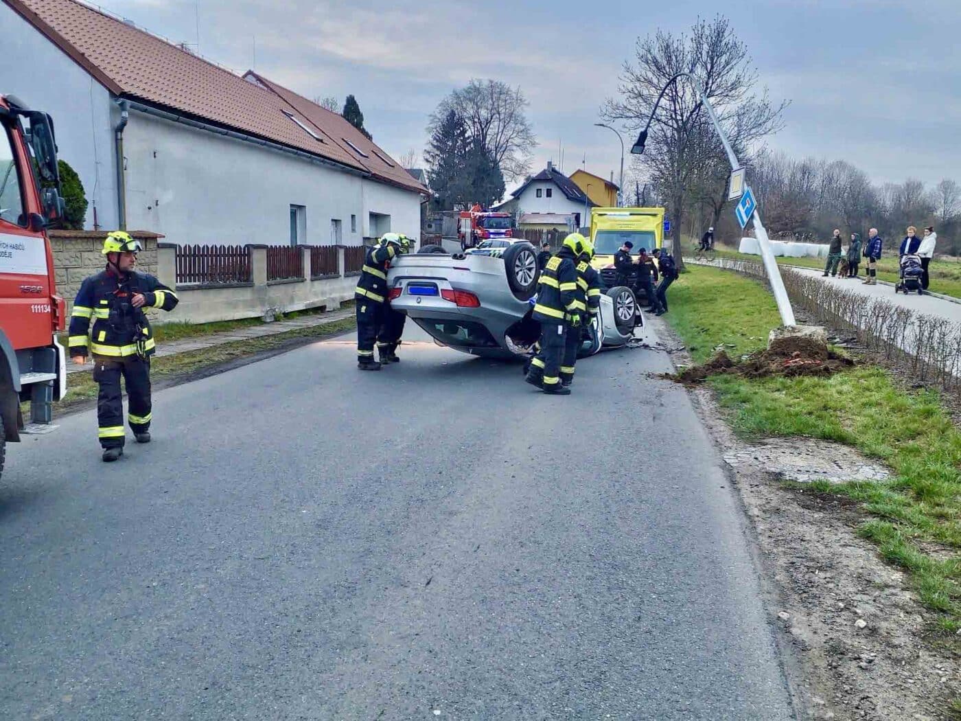 Nehoda BMW v ulici K Dubči. Foto: HZS