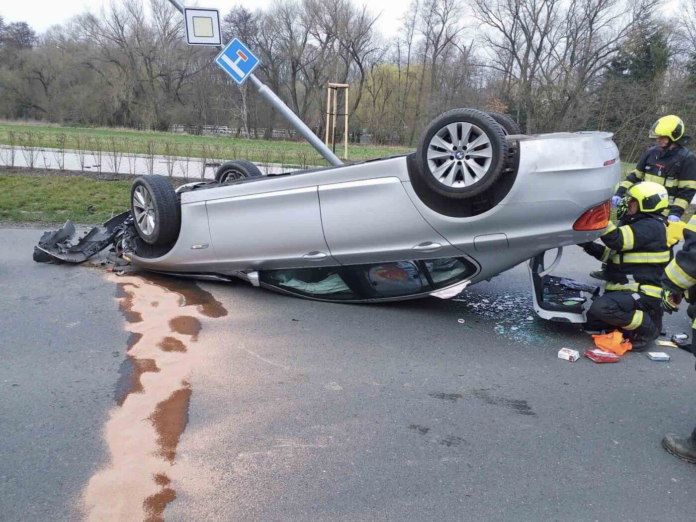 Nehoda BMW v ulici K Dubči. Foto: HZS