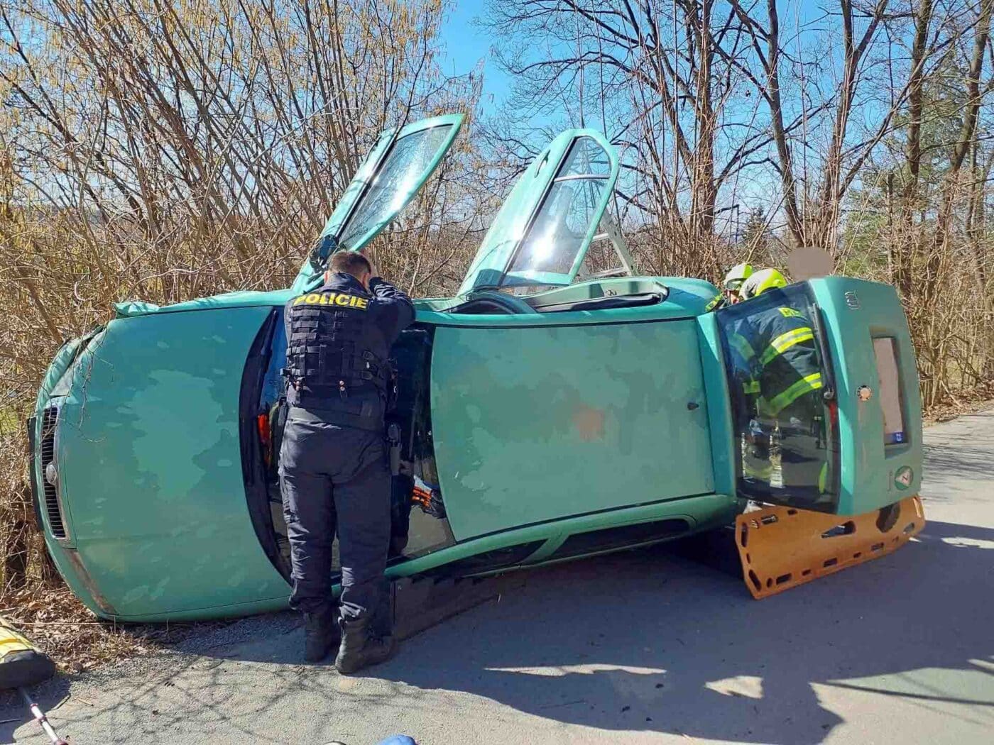 Nehoda v Pomezí, Fabia zůstala na boku. Foto: HZS
