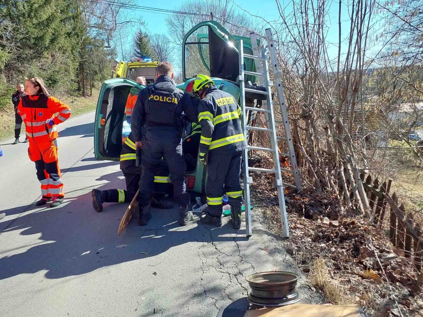 Nehoda v Pomezí, Fabia zůstala na boku. Foto: HZS