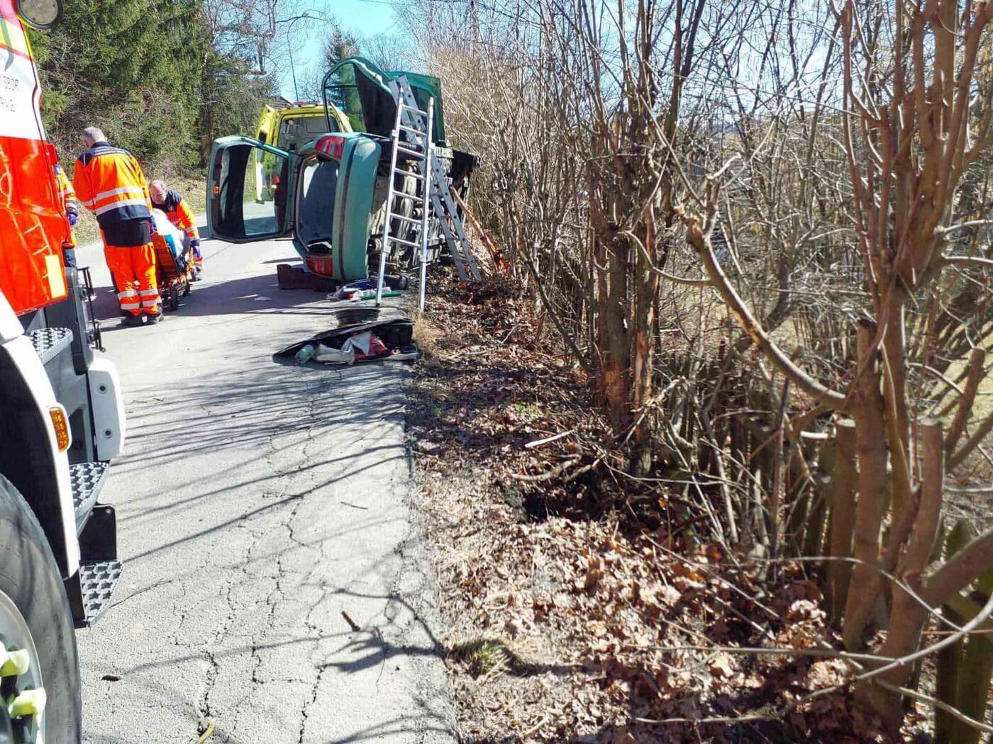 Nehoda v Pomezí, Fabia zůstala na boku. Foto: HZS