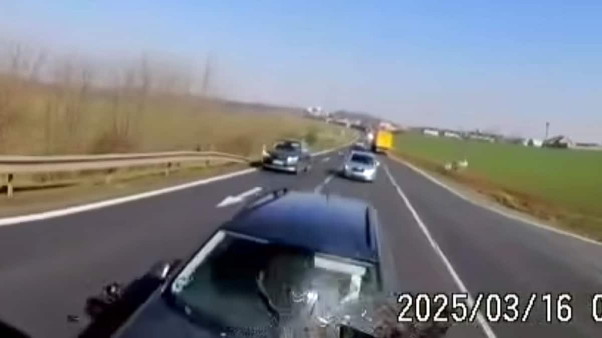 Kamera zachytila nehodu náklaďáku a dvou aut u Slaného.