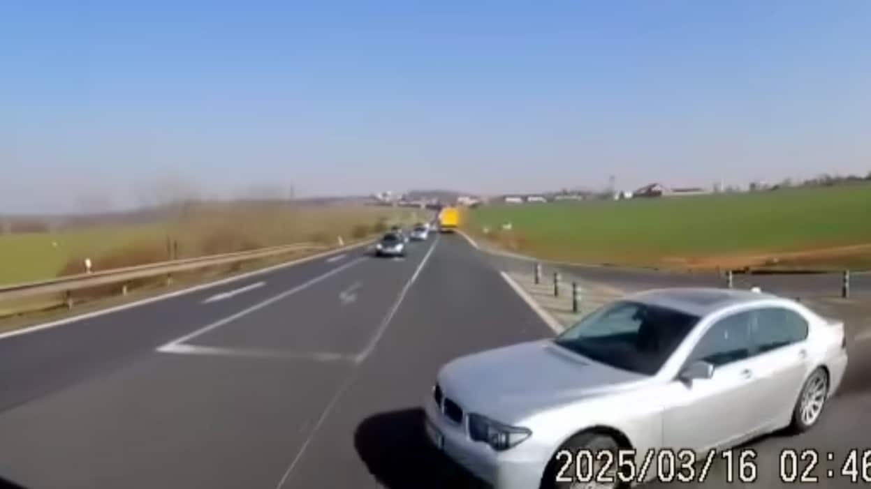 Kamera zachytila nehodu náklaďáku a dvou aut u Slaného.