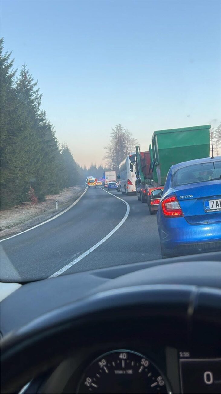 Před nehodou u Nové Huti se tvořily kolony. Foto: čtenář