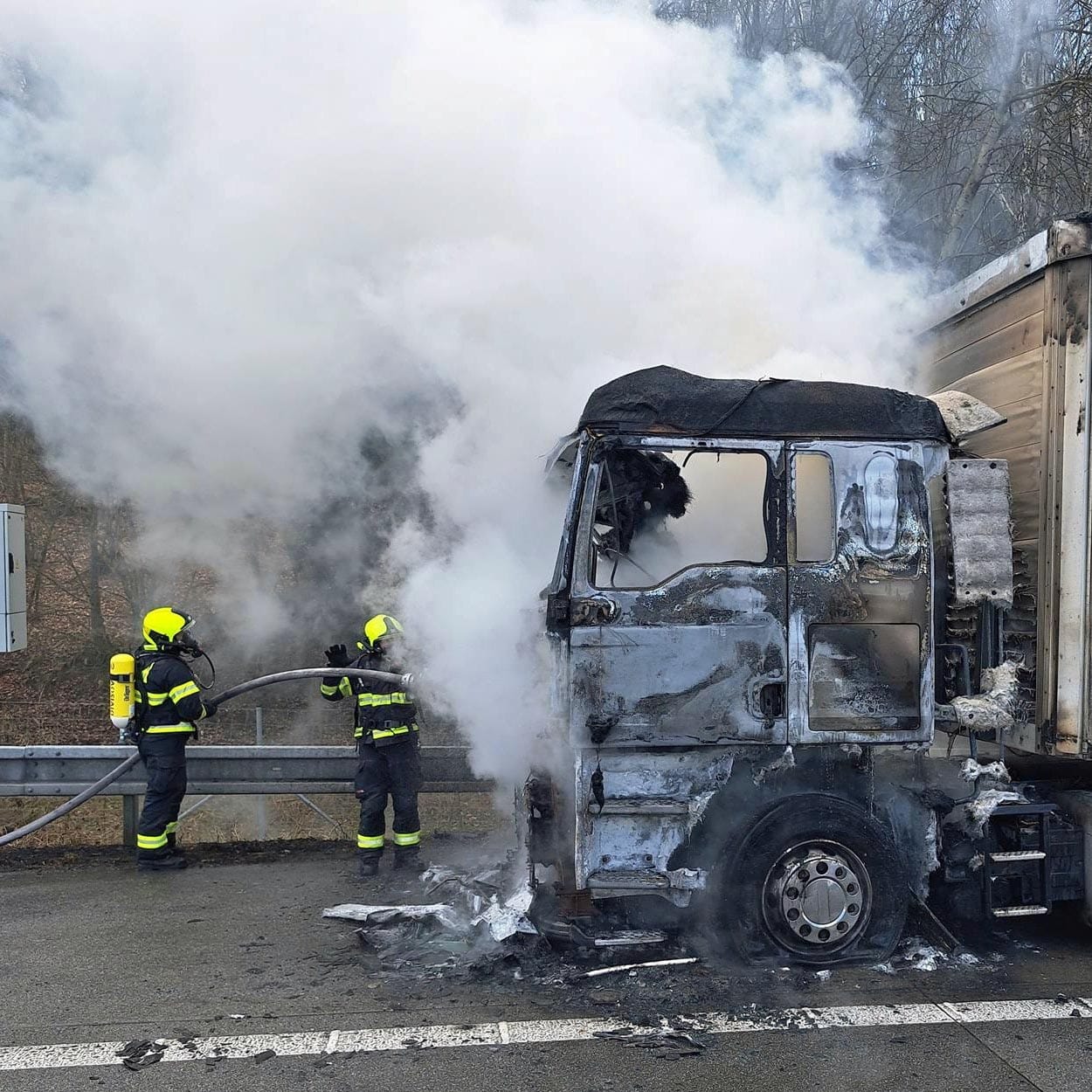 Požár kamionu na dálnici D1 u Divišova.