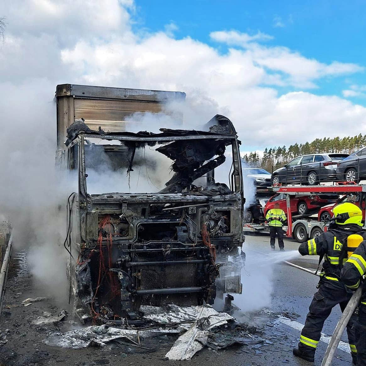 Požár kamionu na dálnici D1 u Divišova.