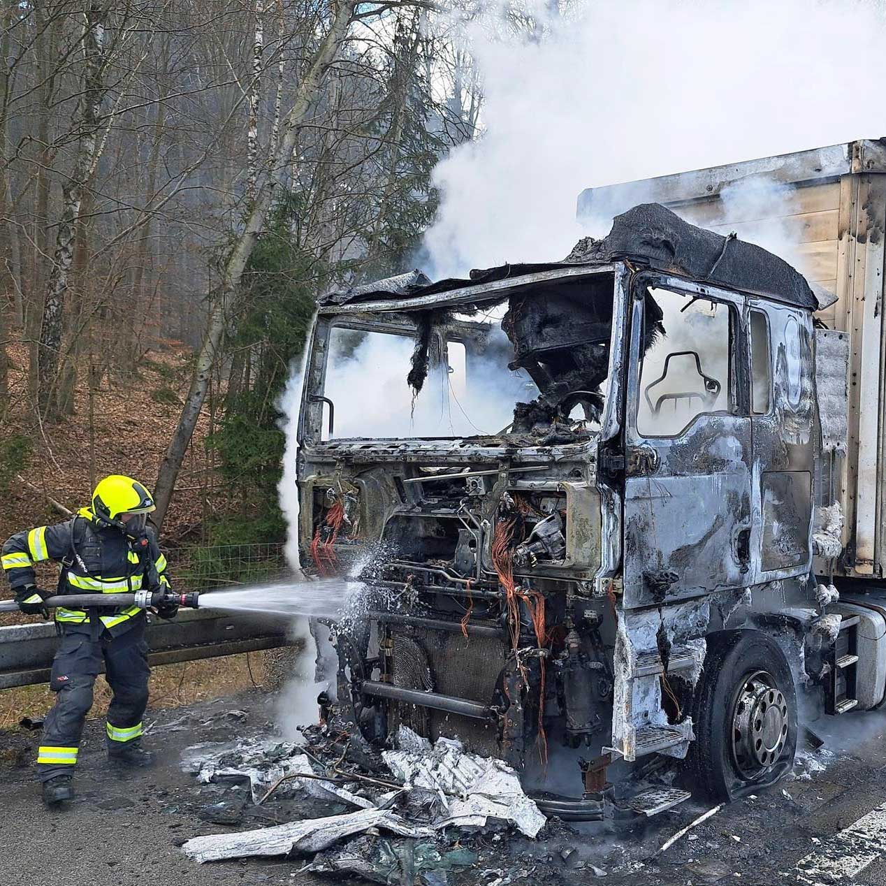 Požár kamionu na dálnici D1 u Divišova.