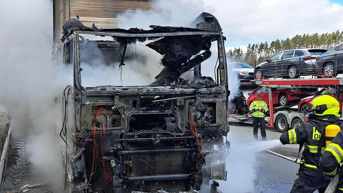 Požár kamionu na dálnici D1 u Divišova.