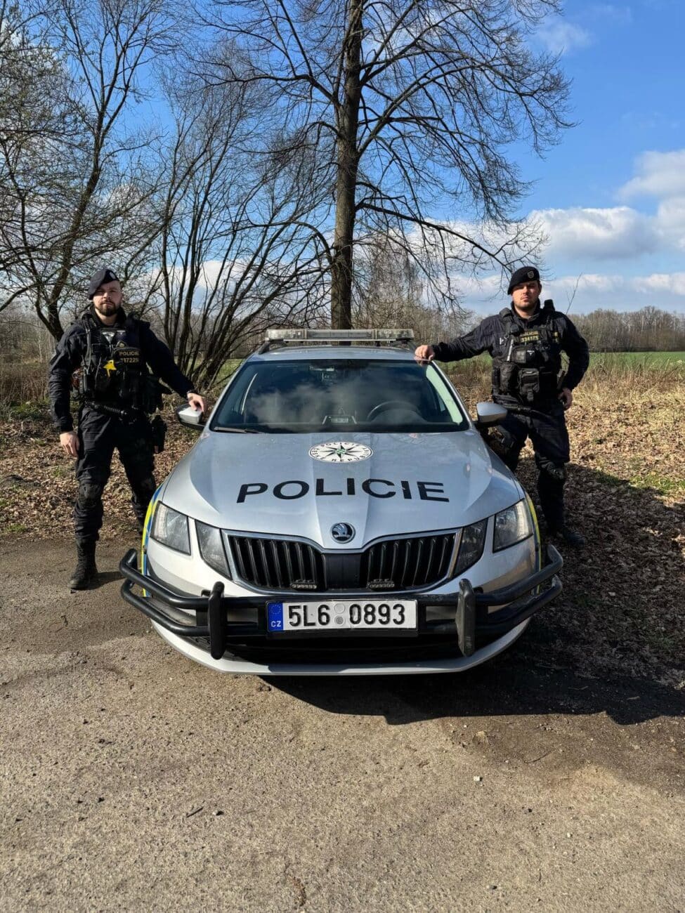 Policisté, kteří ujíždějící vozidlo pronásledovali. Foto: PČR