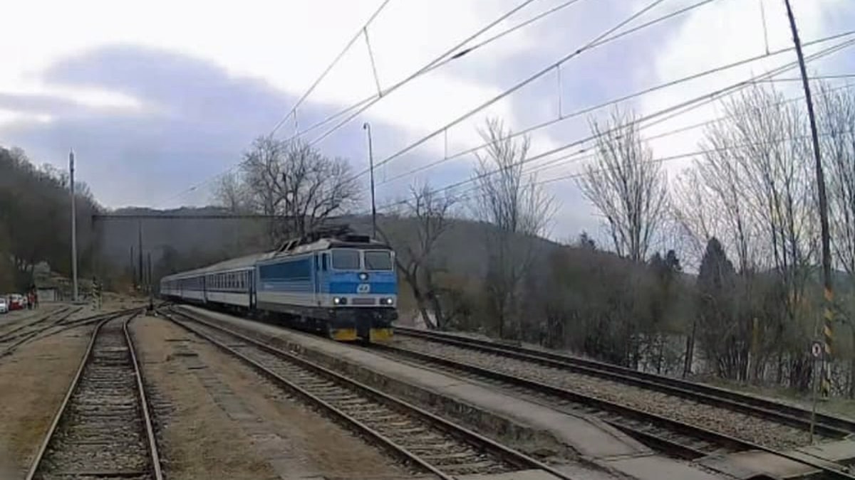 Cyklista s dítětem přechází koleje v Zadní Třebani. Zdroj: IG jarynjarin