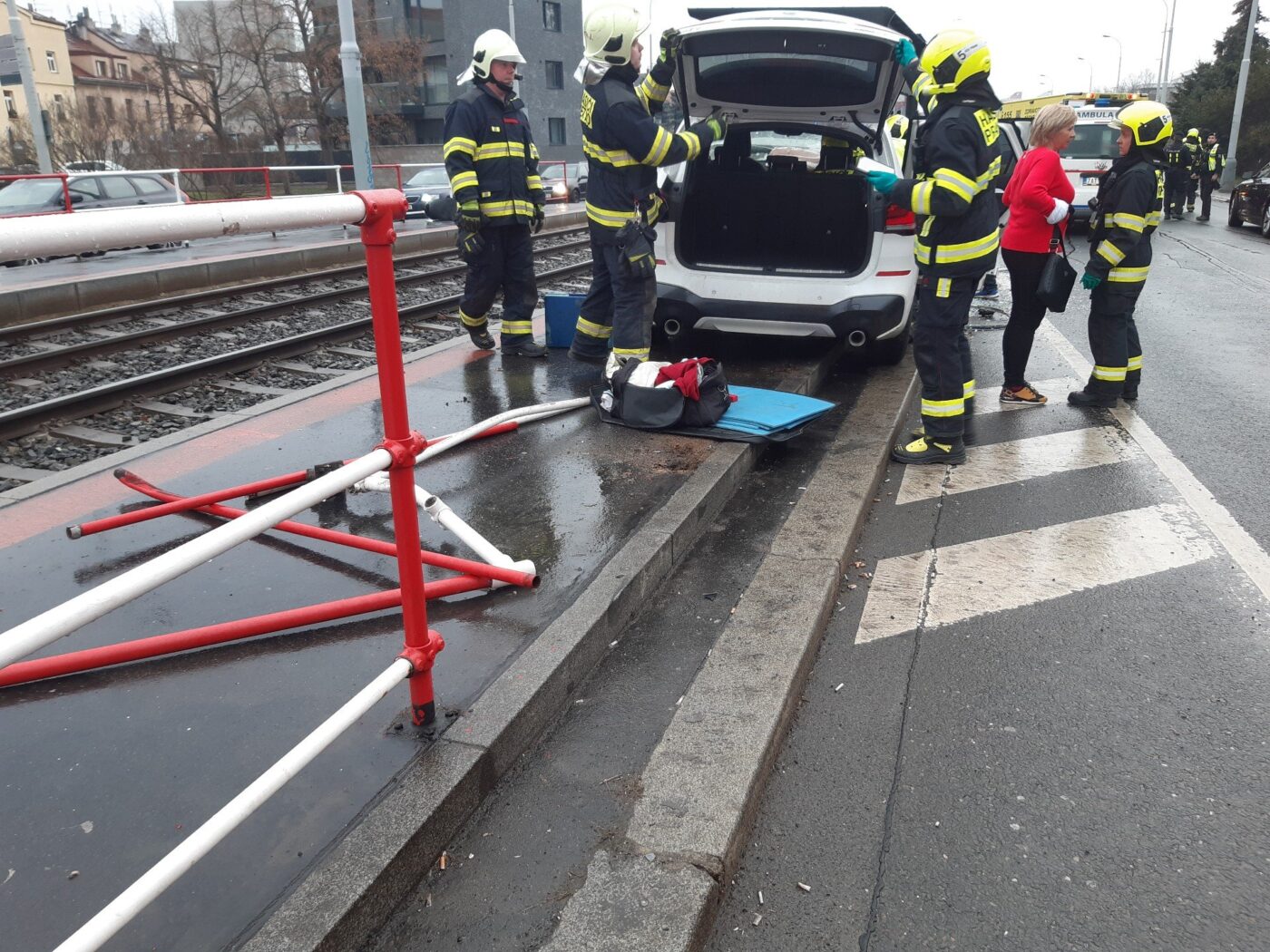 Auto porazilo zábradlí a najelo do zastávky. Foto: HZS