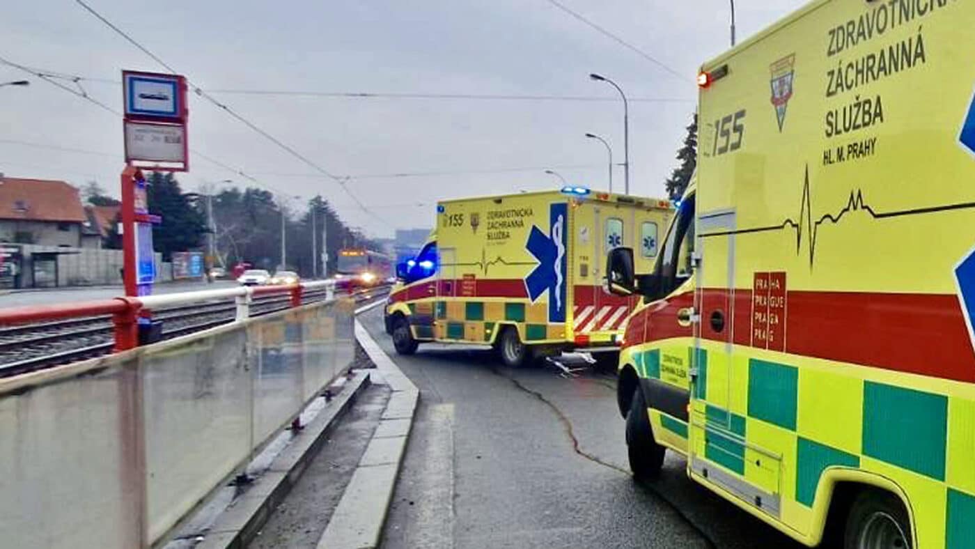 Nehoda na zastávce Hostivařská. Foto: ZZS