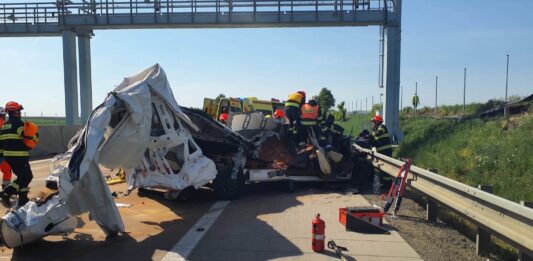 Nehoda dodávky a kamionu na dálnici D2. Foto: PČR