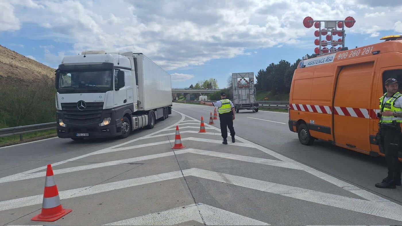 Policie dopravu z dálnice odklání, na objízdných trasách je ale plno.