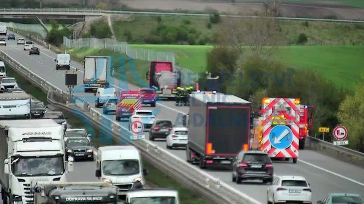 Z cisterny na dálnici D2 vytéká tekutá síra. Zdroj: ŘSD