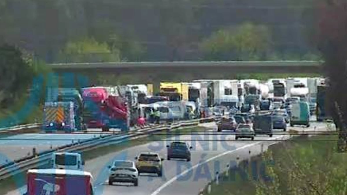 Nedaleko odstavené cisterny na D2 se ještě stala nehoda náklaďáku a dodávky.