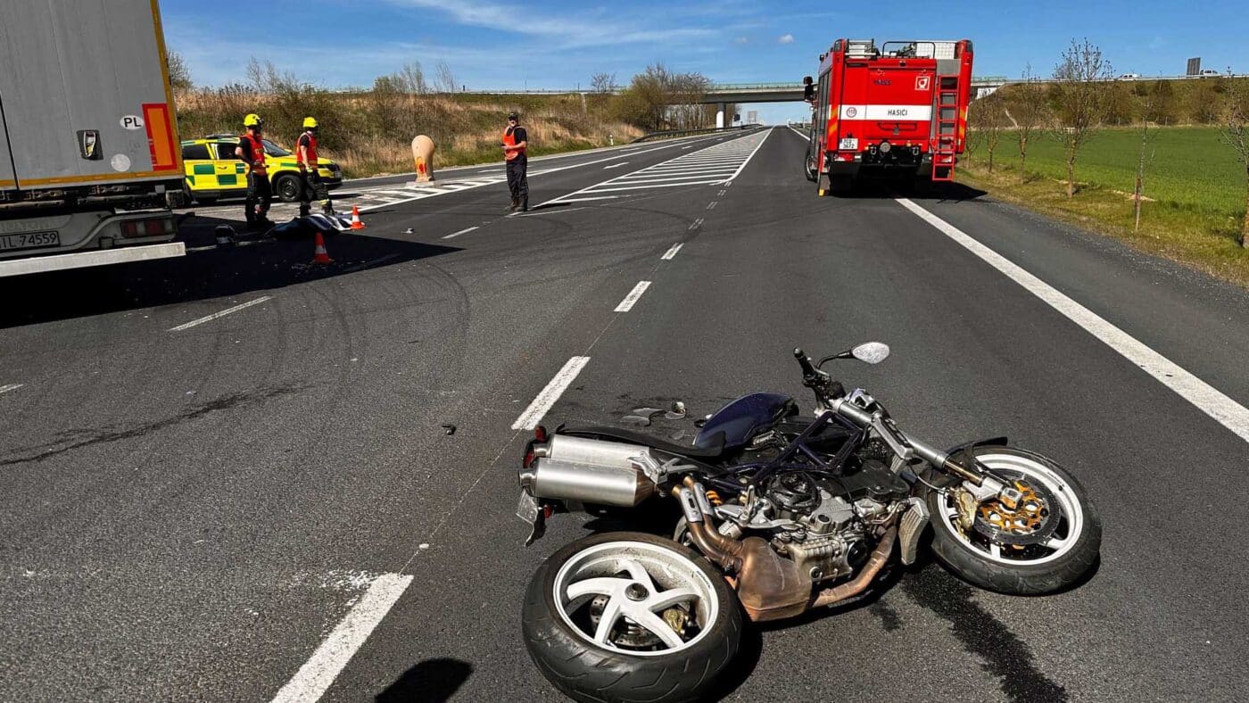 Tragická nehoda motorkáře a kamionu na D4. 