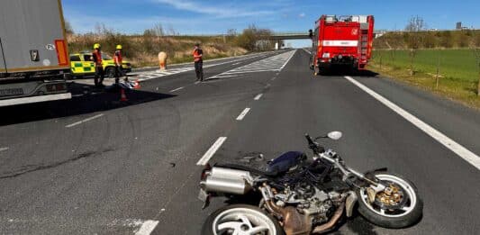 Tragická nehoda motorkáře a kamionu na D4.