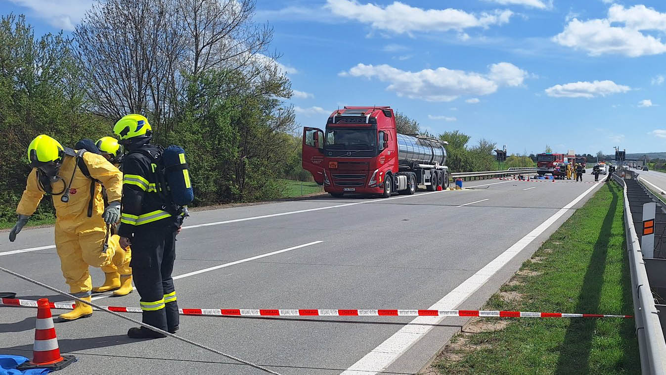Likvidace tekuté síry na dálnici D2. 