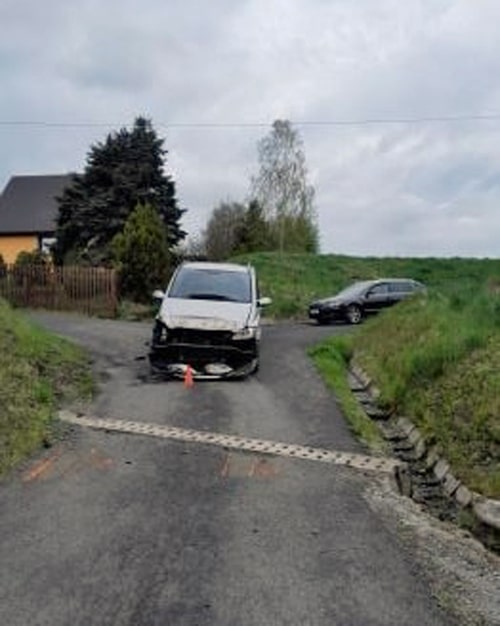 Nehoda auta a vlaku v Dolních Habarticích na Děčínsku. Foto: HZS