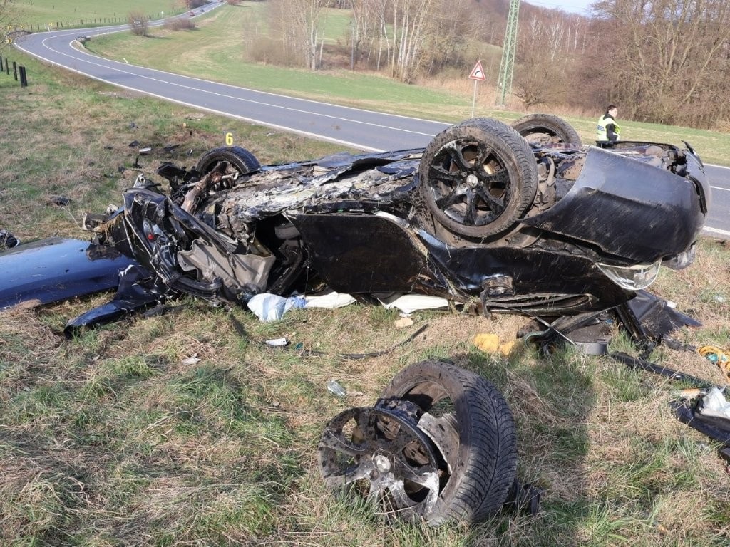 BMW bylo po nehodě zcela zdemolované. Foto: PČR