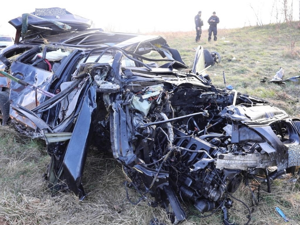 BMW bylo po nehodě zcela zdemolované. Foto: PČR