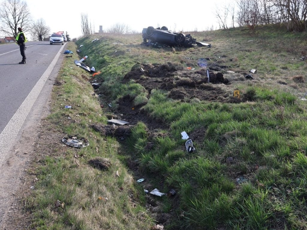 BMW bylo po nehodě zcela zdemolované. Foto: PČR