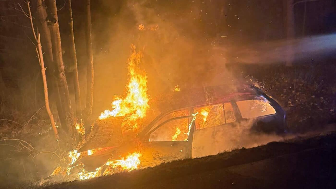 Požár auta po nehodě u Rumburku. Foto: HZS