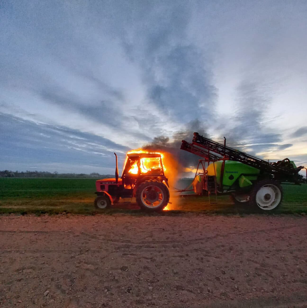 Celý traktor Zetor se během chvíle ocitl v plamenech. Foto: HZS
