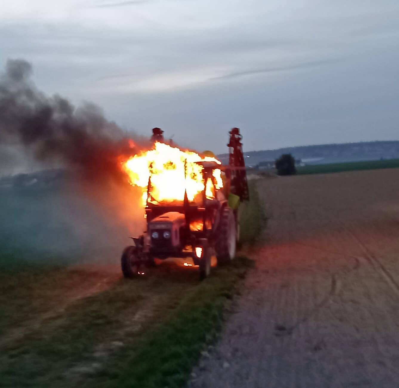 Plameny byly vidět i z dálky. Foto: HZS