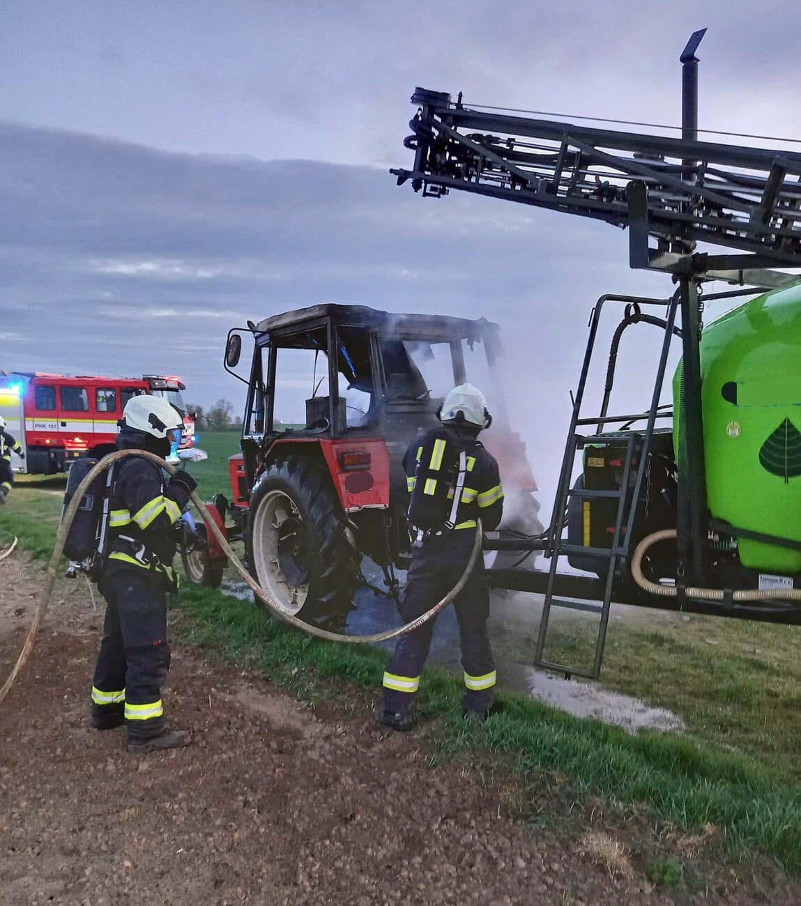 Připojené zařízení se hasičům podařilo před ohněm uchránit. Foto: HZS